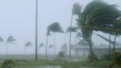 Rajadas de mais de 100 km/h derrubam árvores, causam destelhamentos e deixam milhares sem energia elétrica em várias cidades do estado